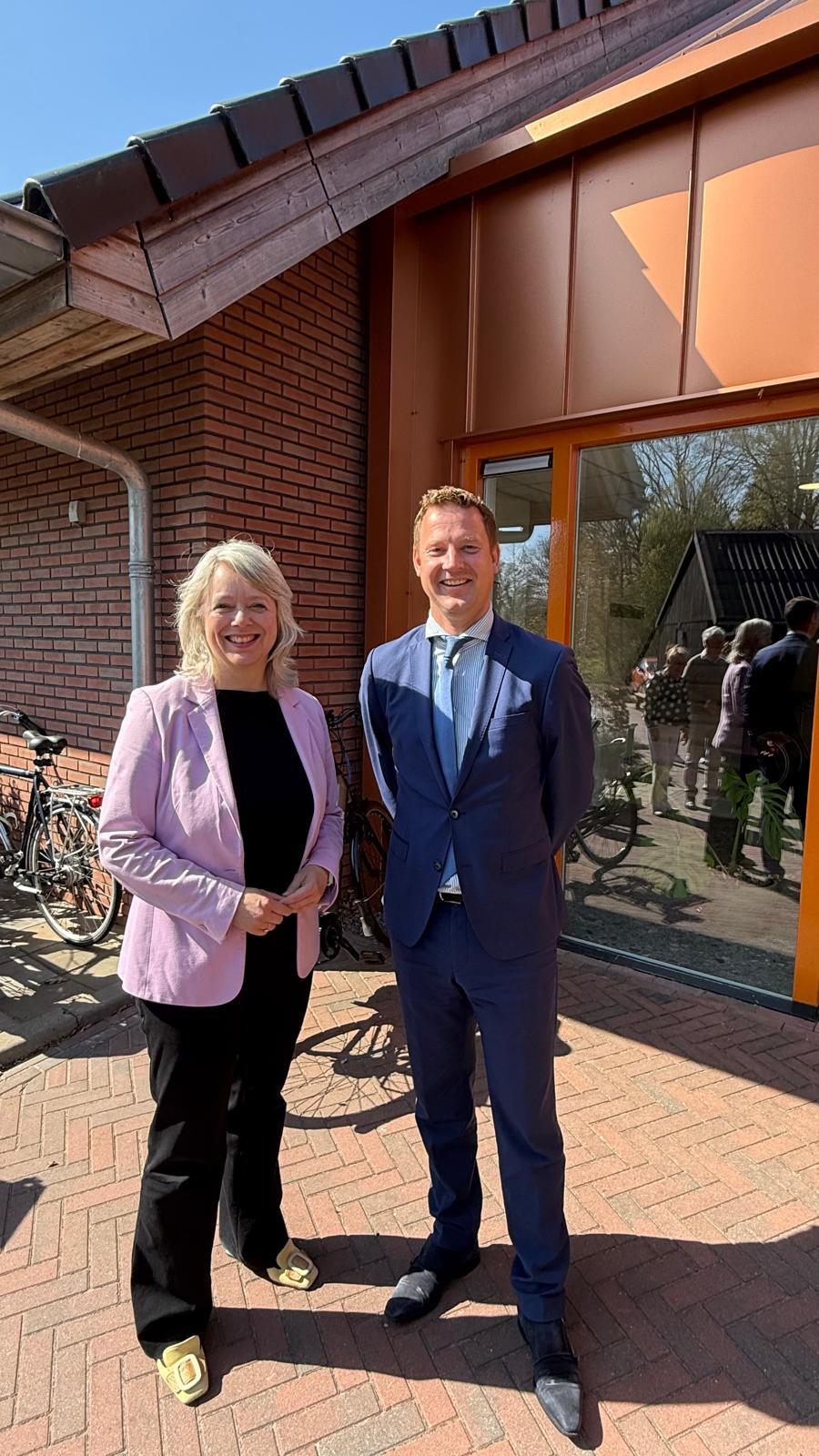 CvdK Agnes Mulder en burgemeester Spoelstra bij Borgstee