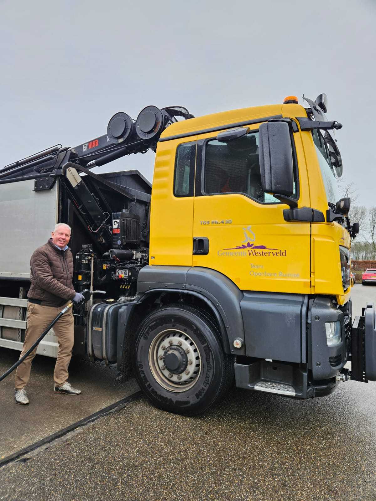 Wethouder Alfred Schoenmaker vult de eerste vrachtauto met HVO100