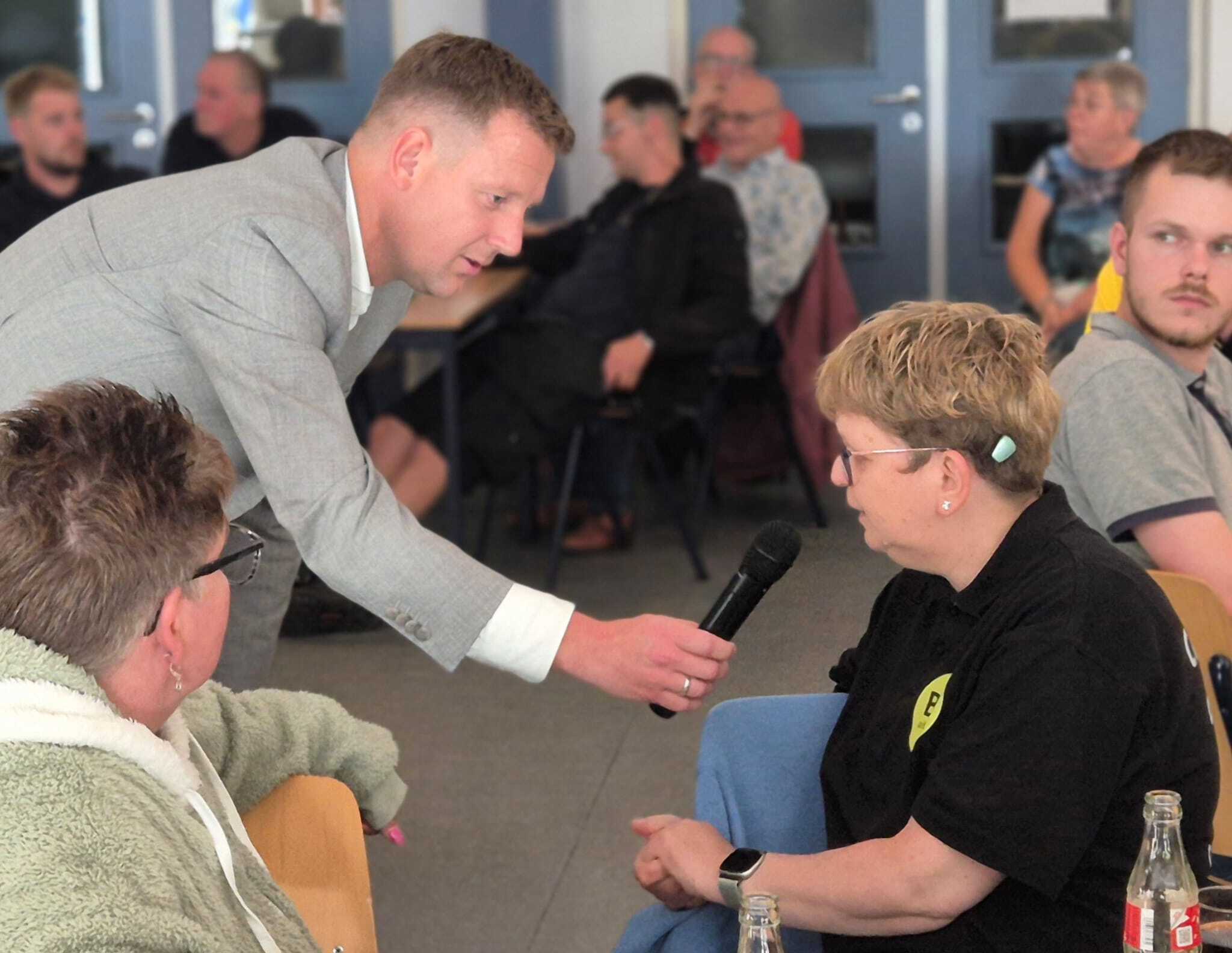 Joiuke Spoelstra in gesprek met medewerker