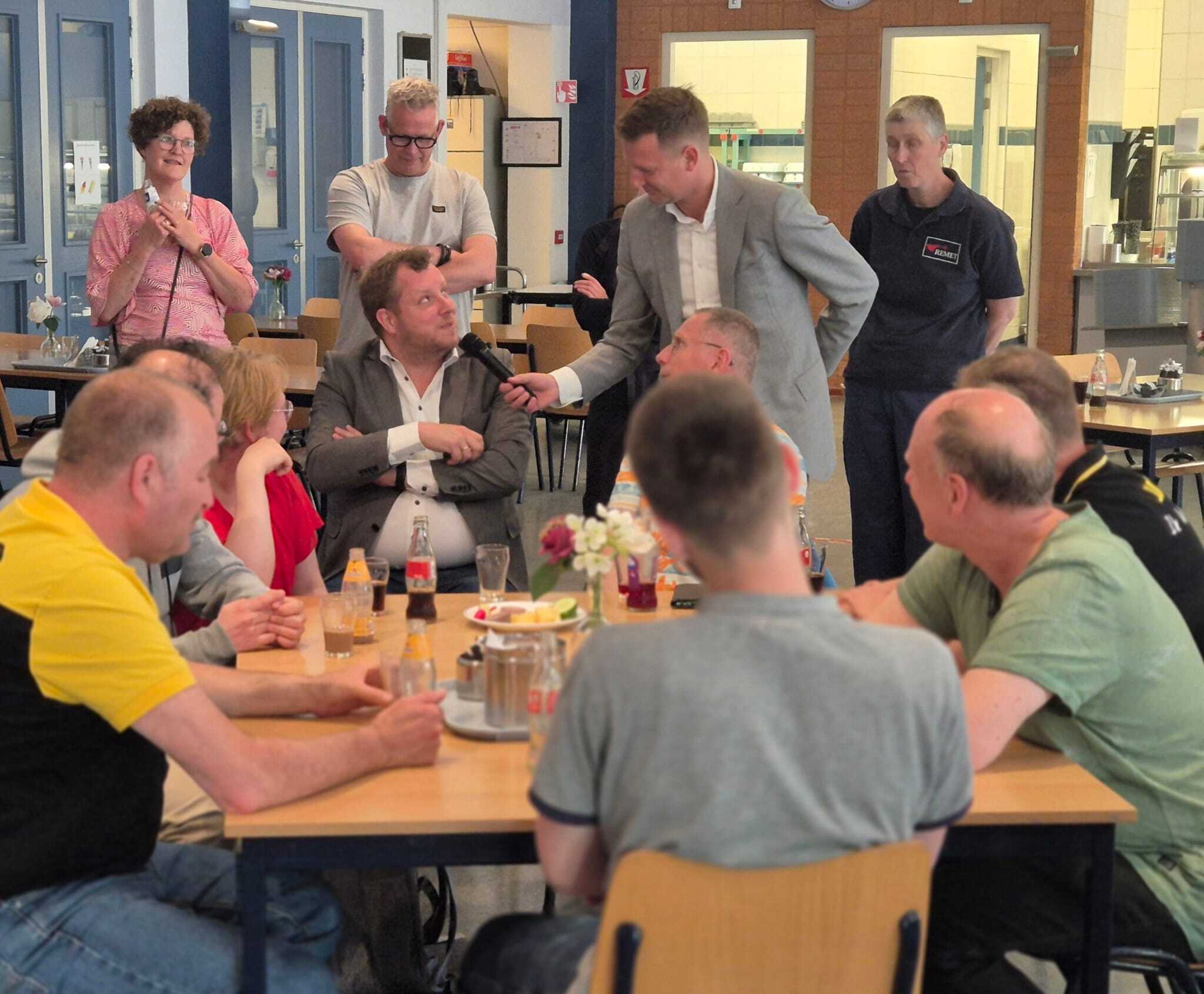 Jouke en Jacob in gesprek met medwerkers
