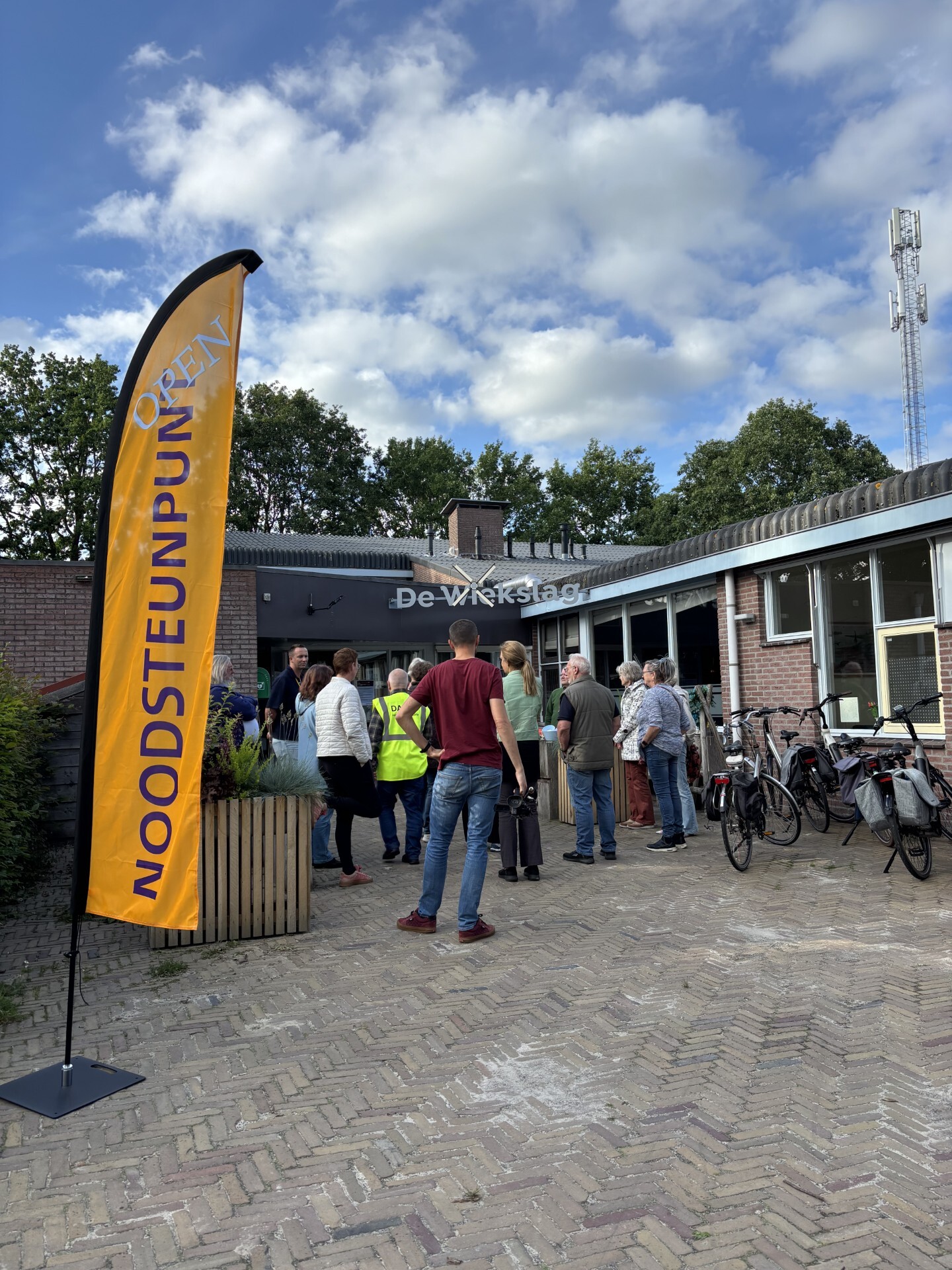 Vlag en ingang noodsteunpunt Wapserveen